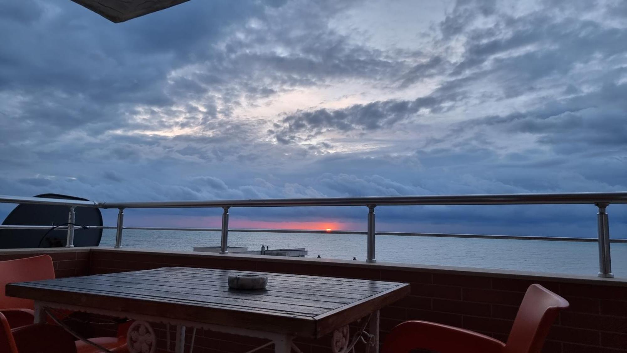 Sunset Seaview Apartment Дуррес Экстерьер фото